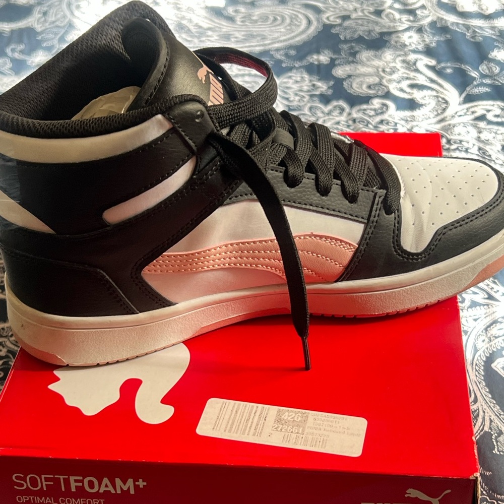 Puma Ladies Black, White, and Pink Sneakers. Like New barely worn.